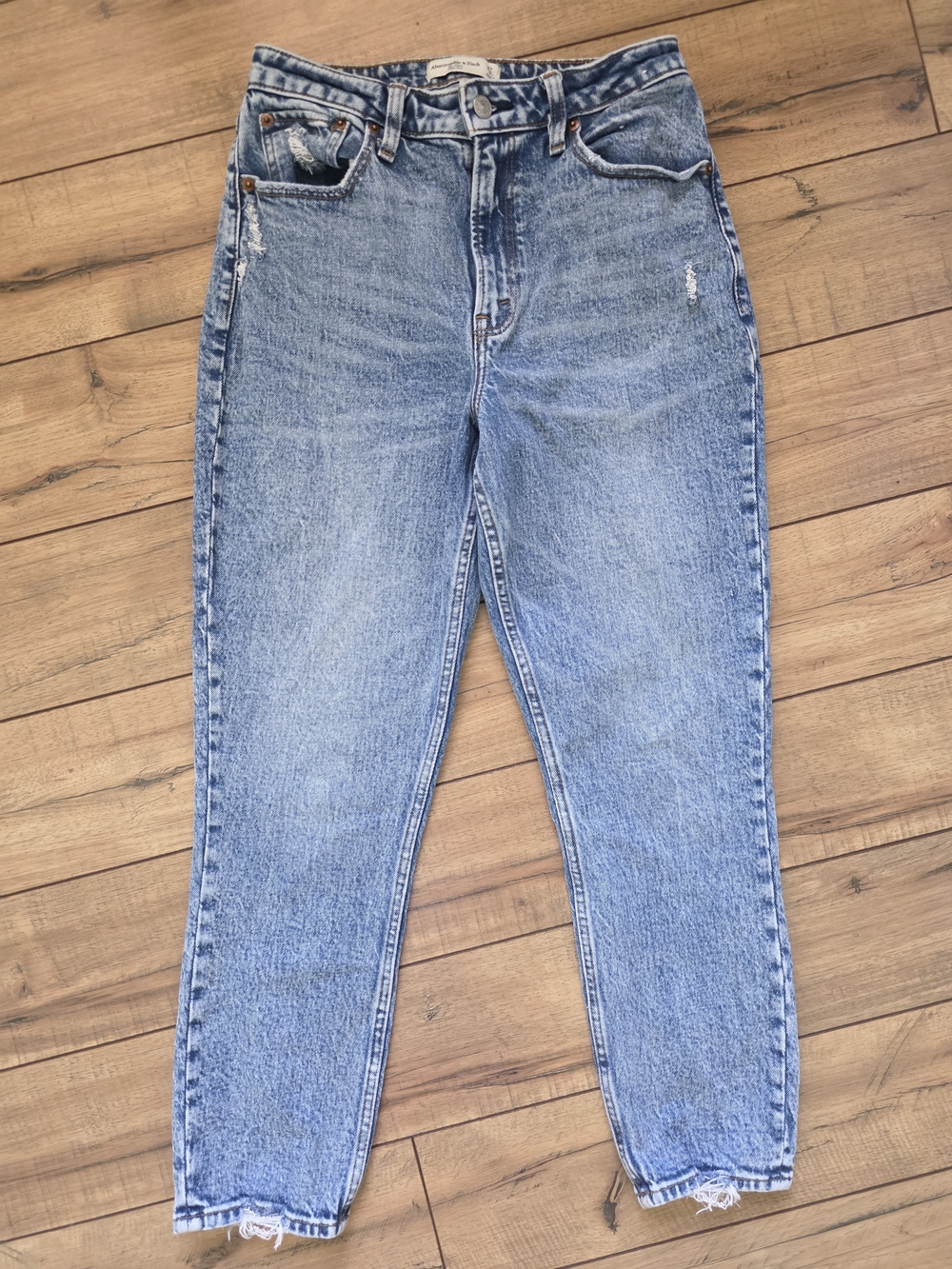 A&F Abercrombie & Fitch Light Denim Mom High Rise Jeans 27 4 R